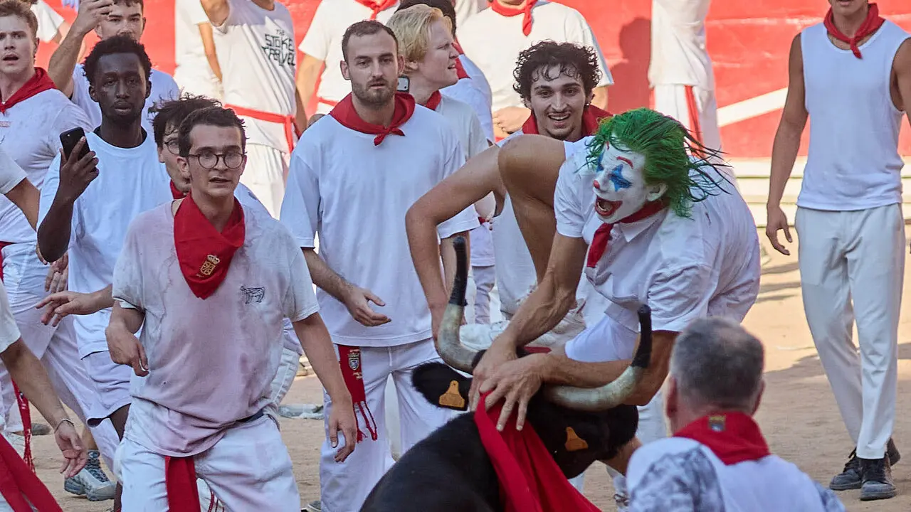 Suelta de vaquillas en la Plaza de Toros de Pamplona tras el quinto de San Ferm&iacute;n 2026. I&Ntilde;IGO ALZUGARAY