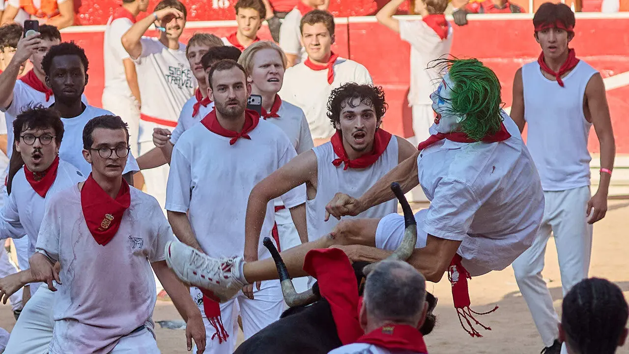 Suelta de vaquillas en la Plaza de Toros de Pamplona tras el quinto de San Ferm&iacute;n 2026. I&Ntilde;IGO ALZUGARAY