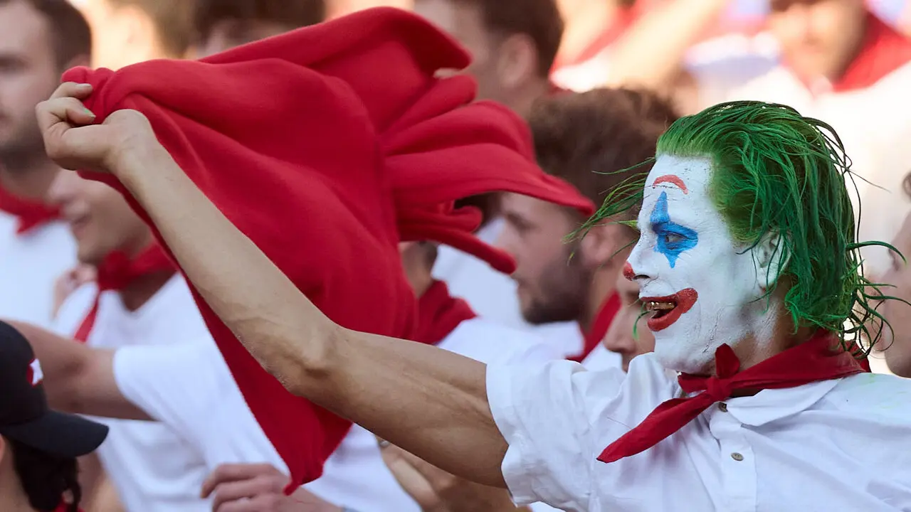Suelta de vaquillas en la Plaza de Toros de Pamplona tras el quinto de San Ferm&iacute;n 2026. I&Ntilde;IGO ALZUGARAY
