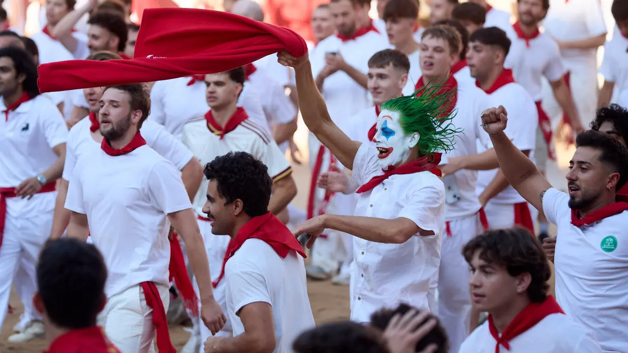 Suelta de vaquillas en la Plaza de Toros de Pamplona tras el quinto de San Ferm&iacute;n 2026. I&Ntilde;IGO ALZUGARAY