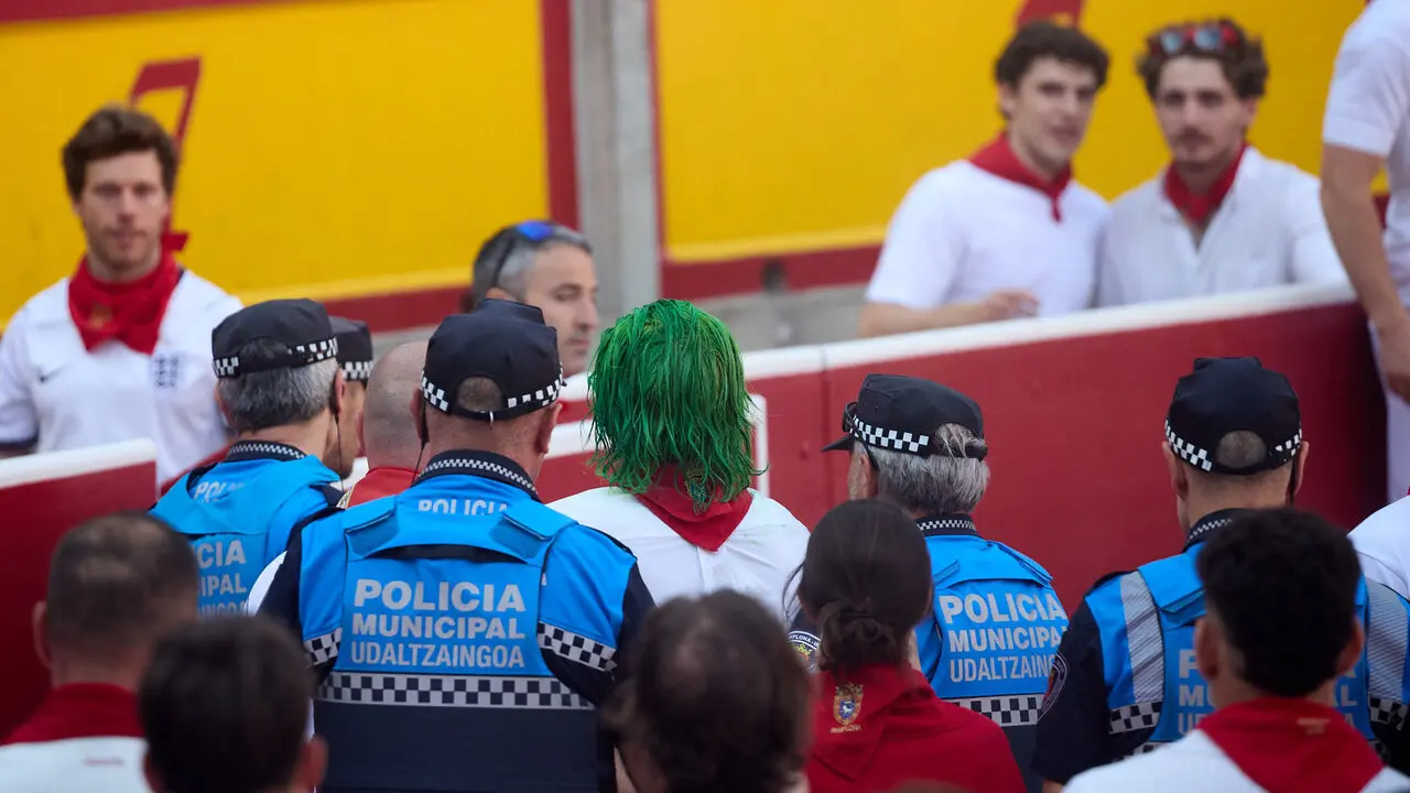Suelta de vaquillas en la Plaza de Toros de Pamplona tras el quinto de San Ferm&iacute;n 2026. I&Ntilde;IGO ALZUGARAY