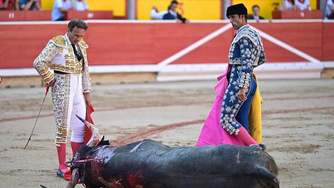 El torero Antonio Ferrera tras dar muerte a su primer toro de la tarde en la s&eacute;ptima de abono de la Feria del Toro de los Sanfermines 2026 con toros de la ganader&iacute;a abulense de Jos&eacute; Escolar y en la que comparte cartel con los diestros Juan de Castilla e Isaac Fonseca. EFE/ Daniel Fern&aacute;ndez