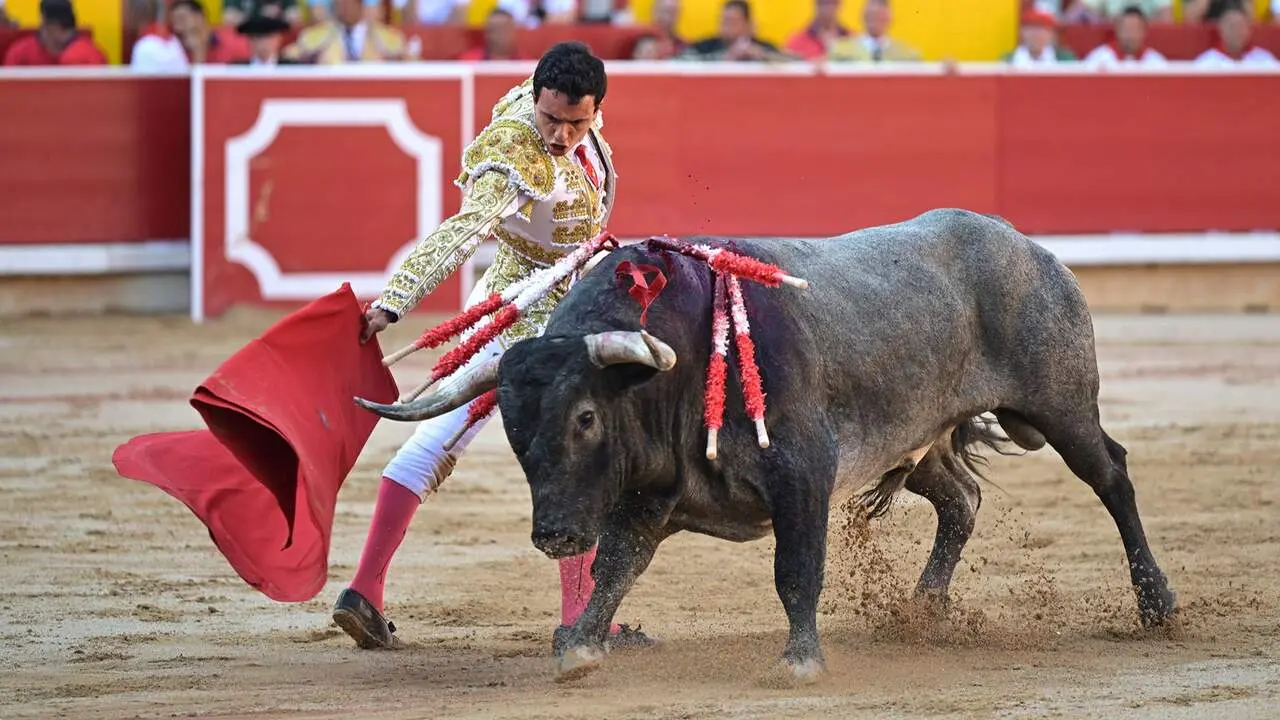 El torero Juan de Castilla recibe con el capote a su primer toro de la tarde en la s&eacute;ptima de abono de la Feria del Toro de los Sanfermines 2026 con toros de la ganader&iacute;a abulense de Jos&eacute; Escolar y en la que comparte cartel con los diestros Antonio Ferrera e Isaac Fonseca. EFE/ Daniel Fern&aacute;ndez