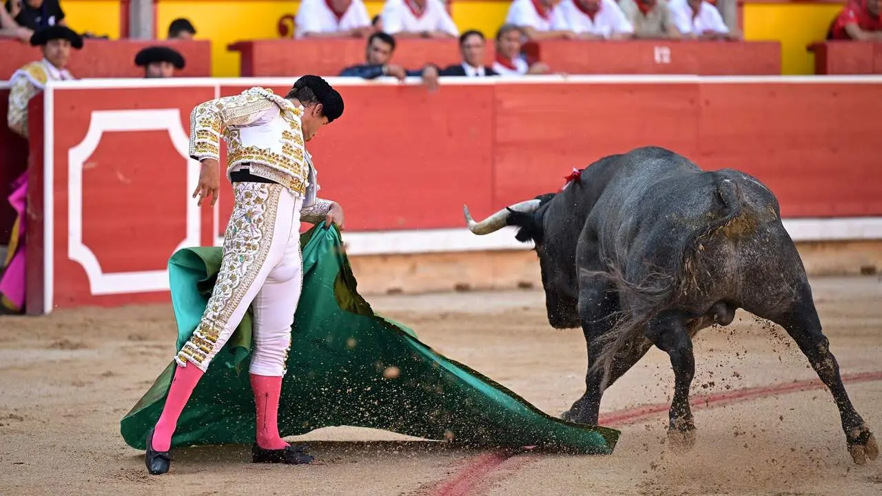 El torero Antonio Ferrera recibe con el capote a su primer toro de la tarde en la s&eacute;ptima de abono de la Feria del Toro de los Sanfermines 2026 con toros de la ganader&iacute;a abulense de Jos&eacute; Escolar y en la que comparte cartel con los diestros Juan de Castilla e Isaac Fonseca. EFE/ Daniel Fern&aacute;ndez