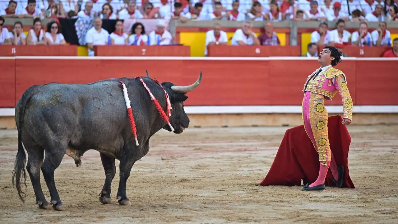 El torero Juan de Castilla recibe con el capote a su primer toro de la tarde en la s&eacute;ptima de abono de la Feria del Toro de los Sanfermines 2026 con toros de la ganader&iacute;a abulense de Jos&eacute; Escolar y en la que comparte cartel con los diestros Antonio Ferrera e Isaac Fonseca. EFE/ Daniel Fern&aacute;ndez