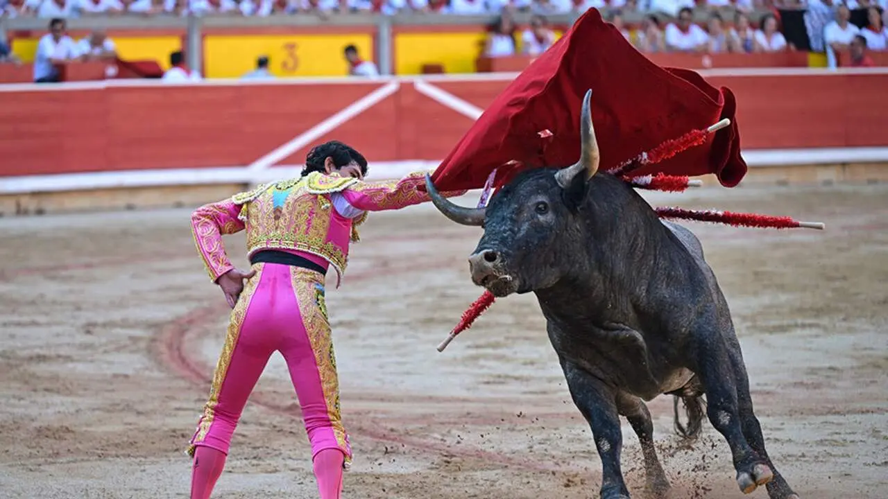 El torero Isaaac Fonseca durante la lidia a su primer toro de la tarde en la s&eacute;ptima de abono de la Feria del Toro de los Sanfermines 2026 con toros de la ganader&iacute;a abulense de Jos&eacute; Escolar y en la que comparte cartel con los diestros Antonio Ferrera y Juan de Castilla. EFE/ Daniel Fern&aacute;ndez
