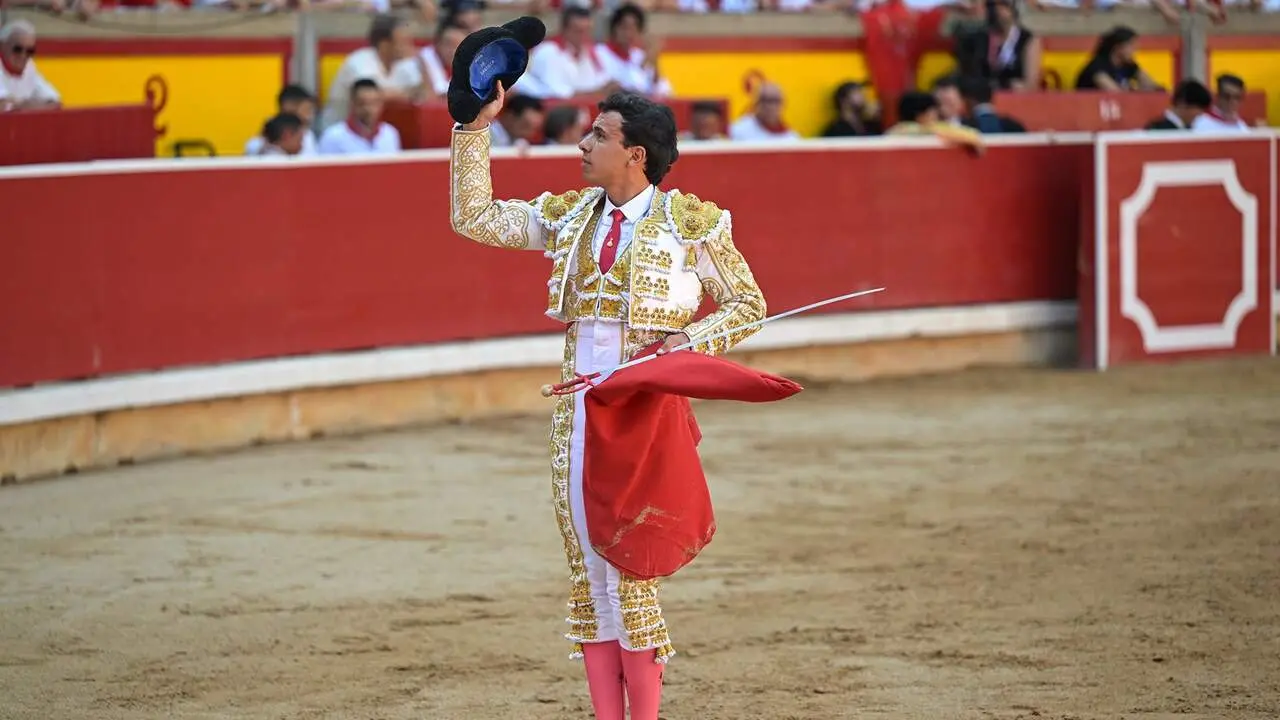El torero Juan de Castilla saluda a la presidencia antes de dar comienzo la lidia a su primer toro de la tarde en la s&eacute;ptima de abono de la Feria del Toro de los Sanfermines 2026 con toros de la ganader&iacute;a abulense de Jos&eacute; Escolar y en la que comparte cartel con los diestros Antonio Ferrera e Isaac Fonseca. EFE/ Daniel Fern&aacute;ndez