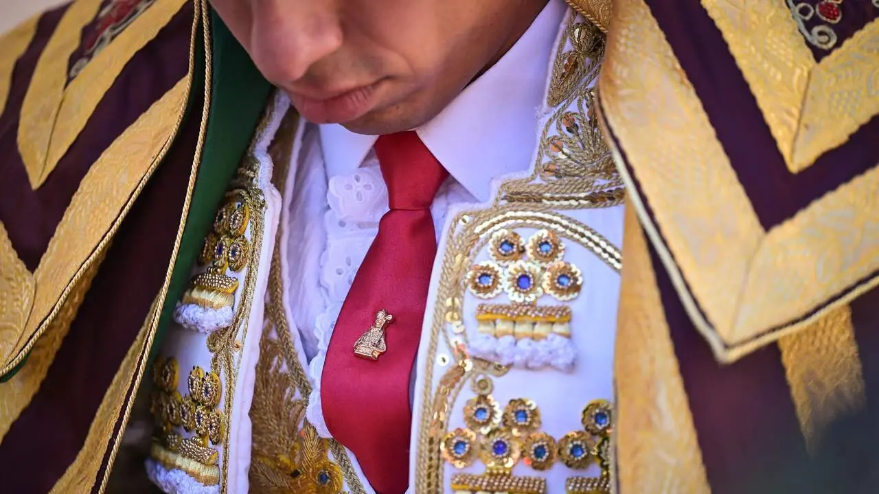 El torero Juan de Castilla durante inicia el paseillo en la s&eacute;ptima de abono de la Feria del Toro de los Sanfermines 2026 con toros de la ganader&iacute;a abulense de Jos&eacute; Escolar y en la que comparte cartel con los diestros Antonio Ferrera e Isaac Fonseca. EFE/ Daniel Fern&aacute;ndez