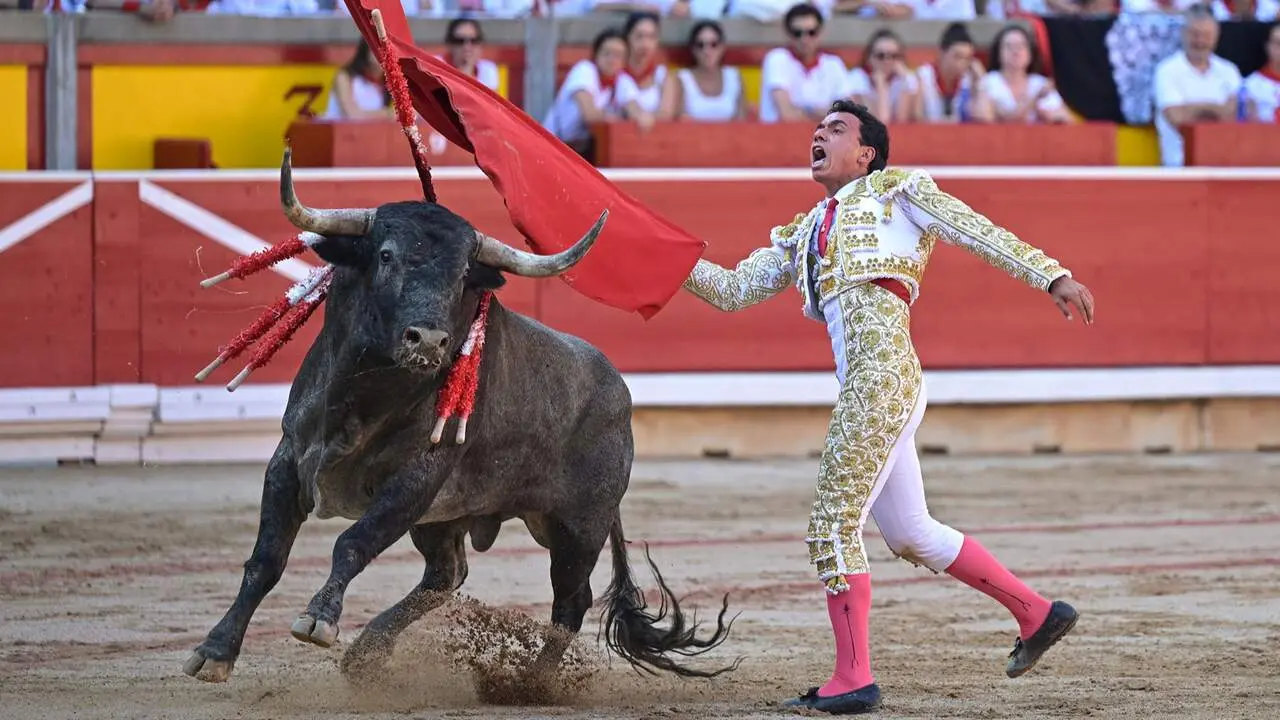 El torero Juan de Castilla durante la lidia a su primer toro de la tarde en la s&eacute;ptima de abono de la Feria del Toro de los Sanfermines 2026 con toros de la ganader&iacute;a abulense de Jos&eacute; Escolar y en la que comparte cartel con los diestros Antonio Ferrera e Isaac Fonseca. EFE/ Daniel Fern&aacute;ndez