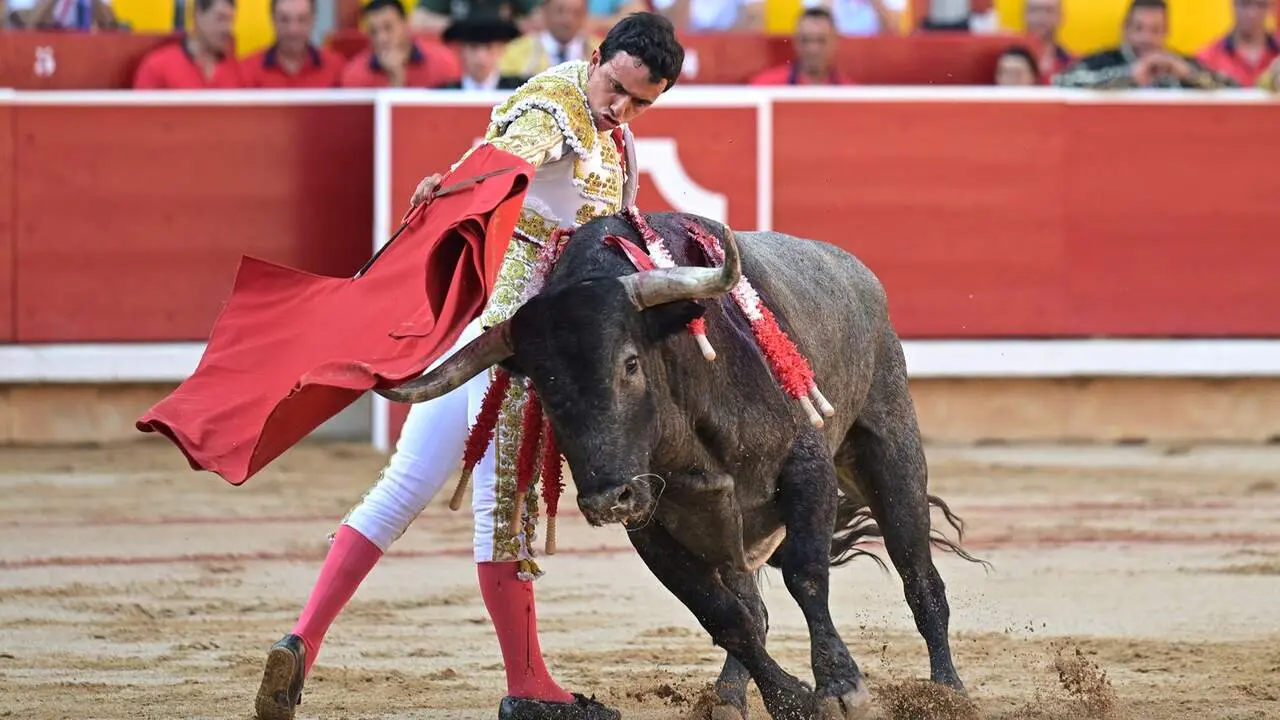 El torero Juan de Castilla durante la lidia a su primer toro de la tarde en la s&eacute;ptima de abono de la Feria del Toro de los Sanfermines 2026 con toros de la ganader&iacute;a abulense de Jos&eacute; Escolar y en la que comparte cartel con los diestros Antonio Ferrera e Isaac Fonseca. EFE/ Daniel Fern&aacute;ndez