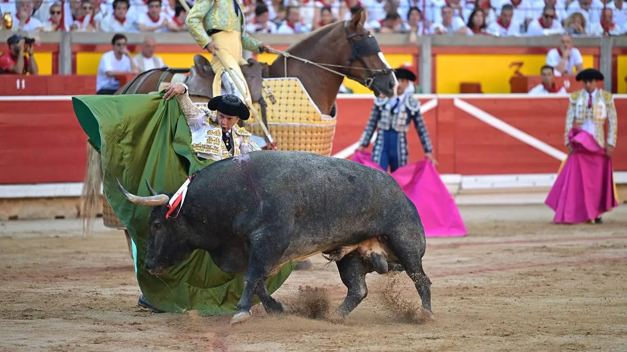 El torero Antonio Ferrera durante la lidia a su segundo toro de la tarde en la s&eacute;ptima de abono de la Feria del Toro de los Sanfermines 2026 con toros de la ganader&iacute;a abulense de Jos&eacute; Escolar y en la que comparte cartel con los diestros Juan de Castilla e Isaaac Fonseca. EFE/ Daniel Fern&aacute;ndez