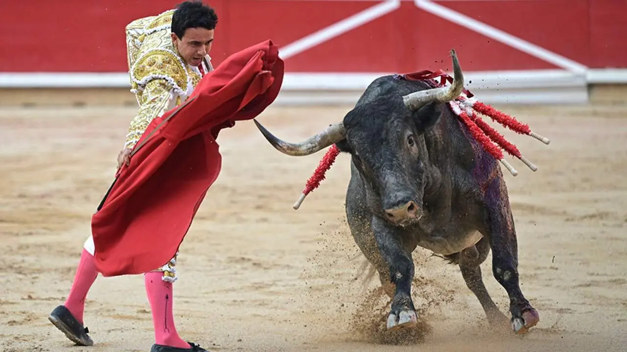 El torero Juan de Castilla durante la lidia a su segundo toro de la tarde en la s&eacute;ptima de abono de la Feria del Toro de los Sanfermines 2026 con toros de la ganader&iacute;a abulense de Jos&eacute; Escolar y en la que comparte cartel con los diestros Juan de Castilla e Isaaac Fonseca. EFE/ Daniel Fern&aacute;ndez