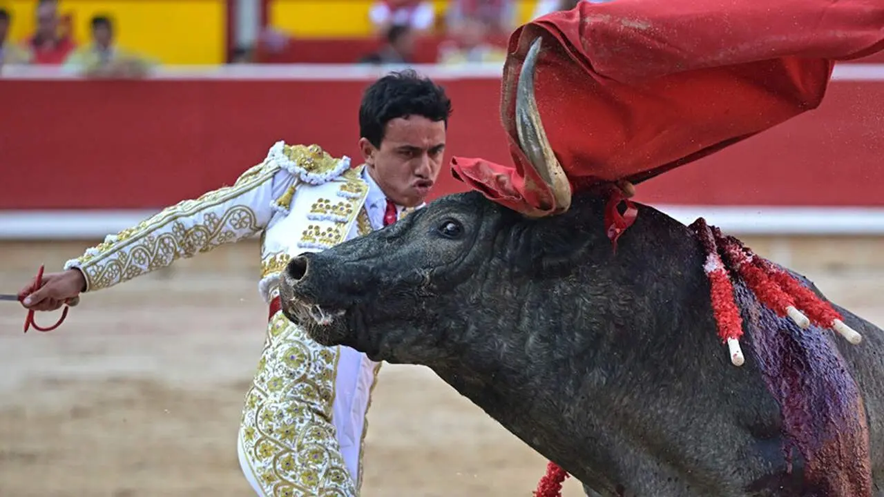 El torero Juan de Castilla durante la lidia a su segundo toro de la tarde en la s&eacute;ptima de abono de la Feria del Toro de los Sanfermines 2026 con toros de la ganader&iacute;a abulense de Jos&eacute; Escolar y en la que comparte cartel con los diestros Juan de Castilla e Isaaac Fonseca. EFE/ Daniel Fern&aacute;ndez