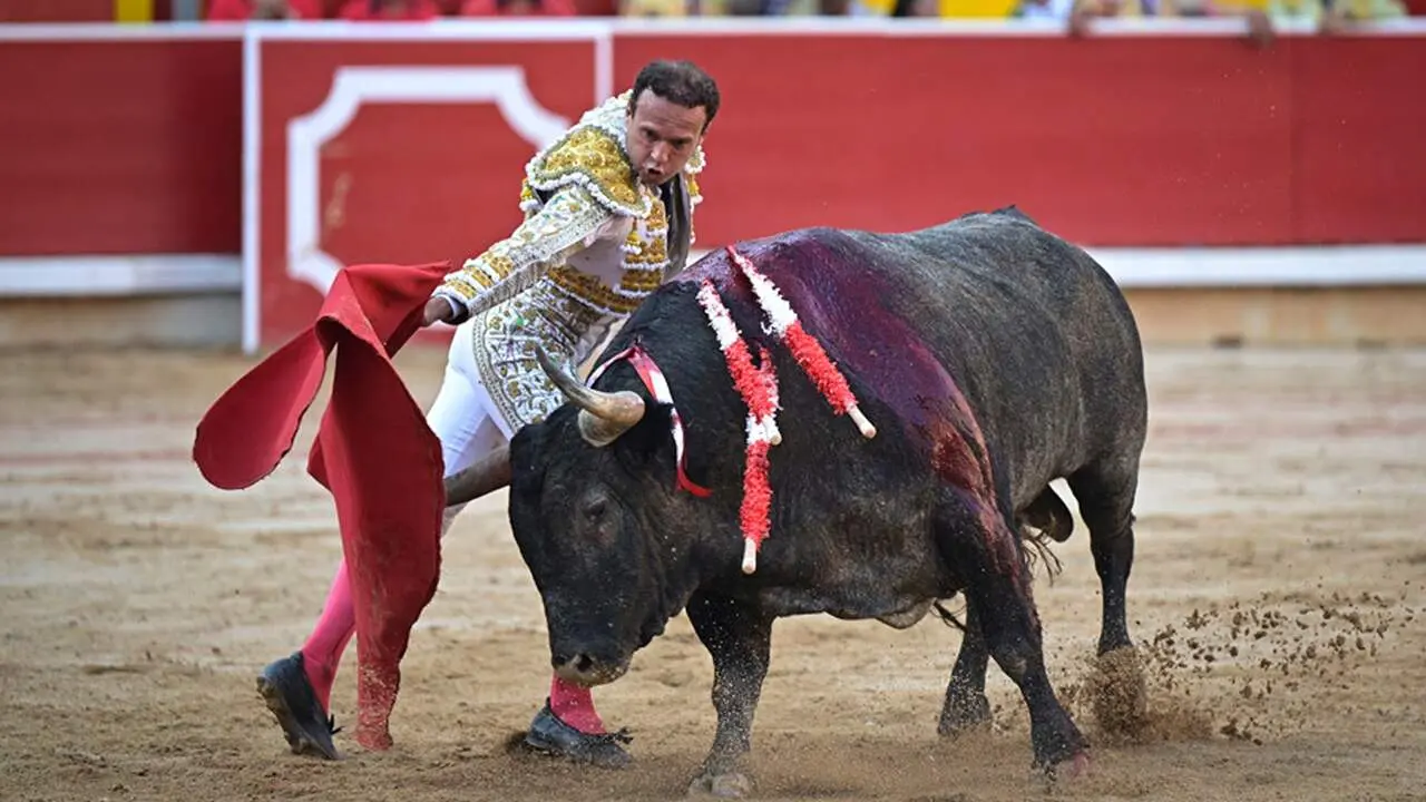El torero Antonio Ferrera durante la lidia a su segundo toro de la tarde en la s&eacute;ptima de abono de la Feria del Toro de los Sanfermines 2026 con toros de la ganader&iacute;a abulense de Jos&eacute; Escolar y en la que comparte cartel con los diestros Juan de Castilla e Isaaac Fonseca. EFE/ Daniel Fern&aacute;ndez