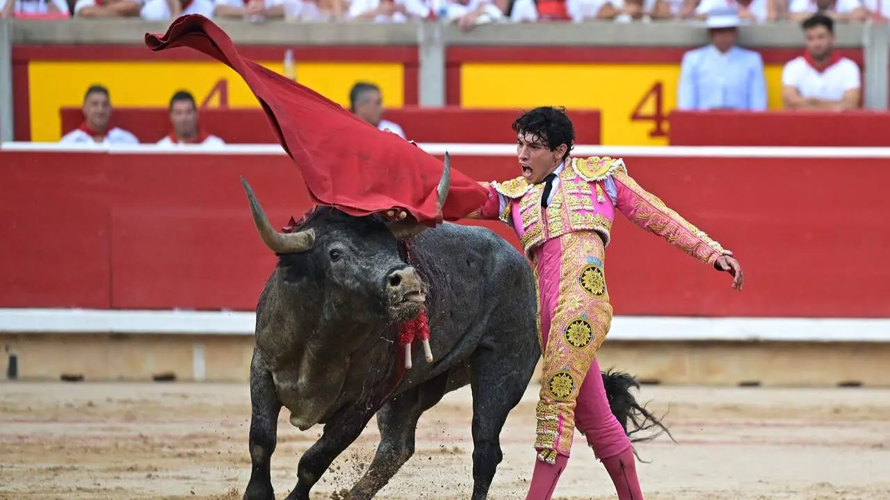 El torero Isaac Fonseca durante la lidia a su segundo toro de la tarde en la s&eacute;ptima de abono de la Feria del Toro de los Sanfermines 2026 con toros de la ganader&iacute;a abulense de Jos&eacute; Escolar y en la que ha compartido cartel con los diestros Antonio Ferrera y Juan de Castilla. EFE/ Daniel Fern&aacute;ndez