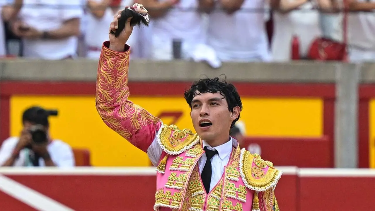 El torero Isaac Fonseca durante la lidia a su segundo toro de la tarde en la s&eacute;ptima de abono de la Feria del Toro de los Sanfermines 2026 con toros de la ganader&iacute;a abulense de Jos&eacute; Escolar y en la que ha compartido cartel con los diestros Antonio Ferrera y Juan de Castilla. EFE/ Daniel Fern&aacute;ndez