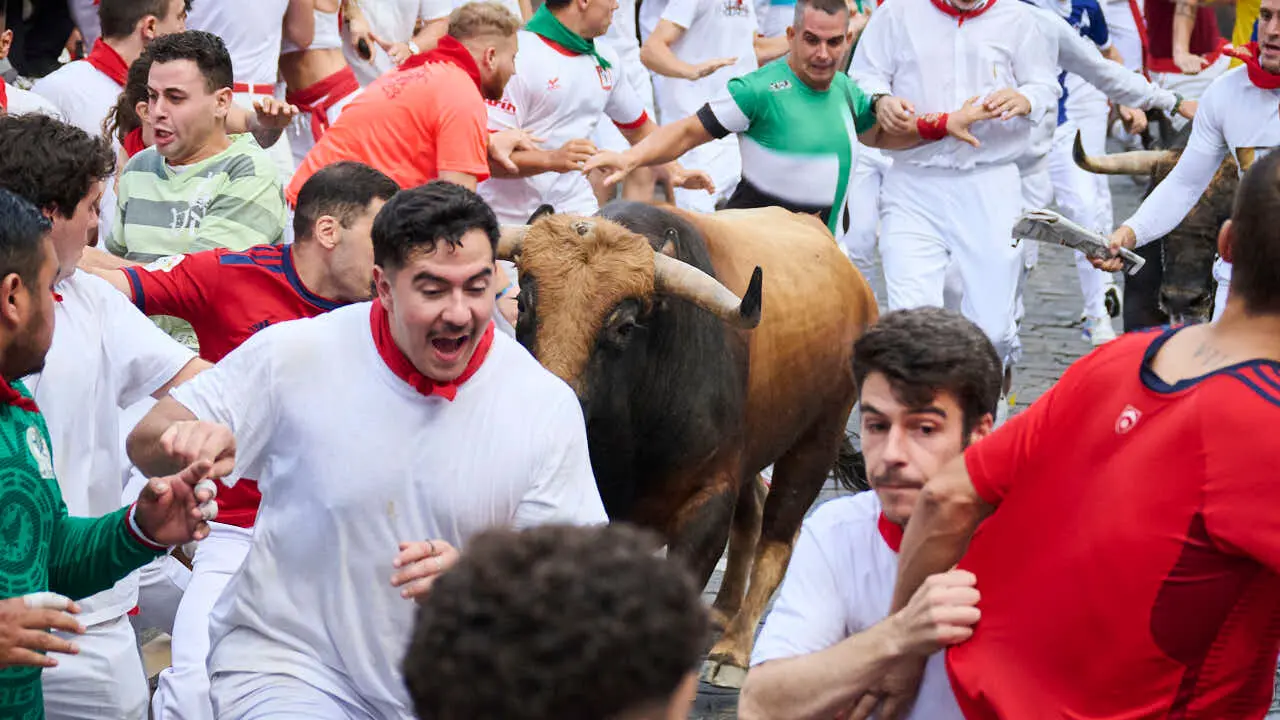 Sexto encierro de San Ferm&iacute;n 2026 con toros de La Palmosilla en la curva de Telef&oacute;nica. PABLO LASAOSA