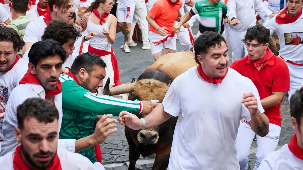 Sexto encierro de San Ferm&iacute;n 2026 con toros de La Palmosilla en la curva de Telef&oacute;nica. PABLO LASAOSA
