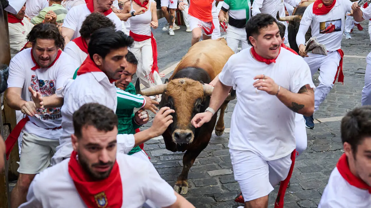 Sexto encierro de San Ferm&iacute;n 2026 con toros de La Palmosilla en la curva de Telef&oacute;nica. PABLO LASAOSA