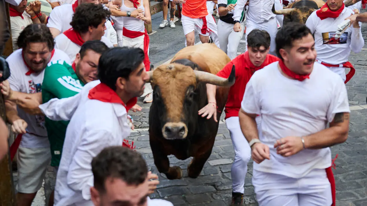 Sexto encierro de San Ferm&iacute;n 2026 con toros de La Palmosilla en la curva de Telef&oacute;nica. PABLO LASAOSA