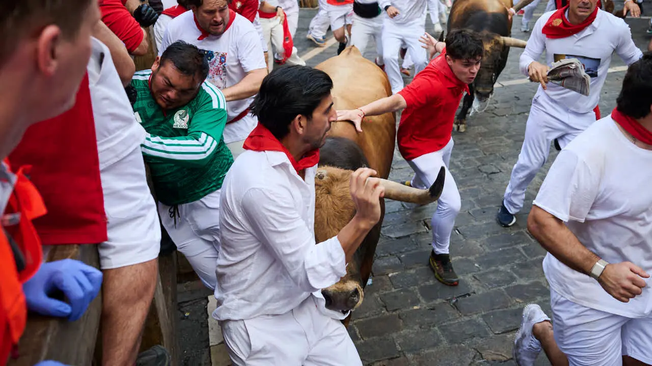 Sexto encierro de San Ferm&iacute;n 2026 con toros de La Palmosilla en la curva de Telef&oacute;nica. PABLO LASAOSA