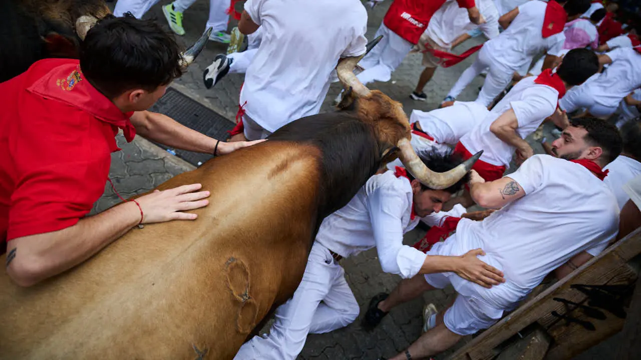 Sexto encierro de San Ferm&iacute;n 2026 con toros de La Palmosilla en la curva de Telef&oacute;nica. PABLO LASAOSA