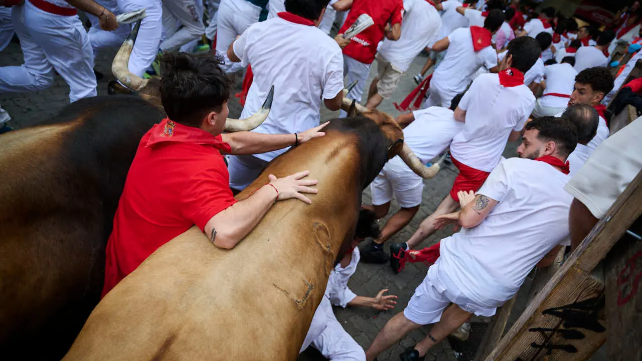 Sexto encierro de San Ferm&iacute;n 2026 con toros de La Palmosilla en la curva de Telef&oacute;nica. PABLO LASAOSA
