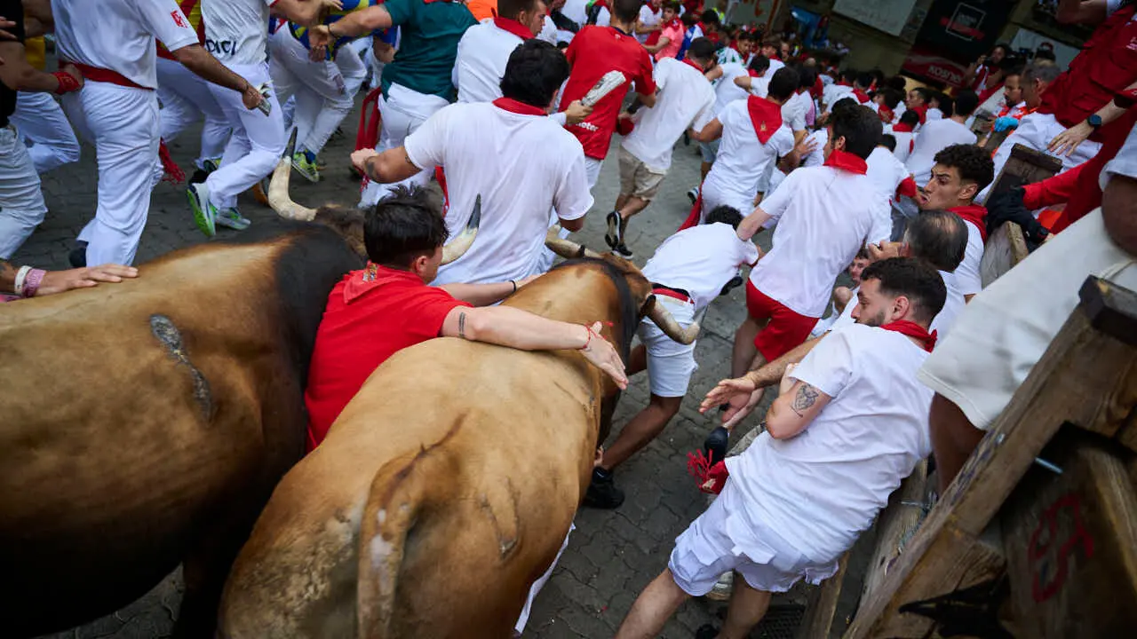 Sexto encierro de San Ferm&iacute;n 2026 con toros de La Palmosilla en la curva de Telef&oacute;nica. PABLO LASAOSA