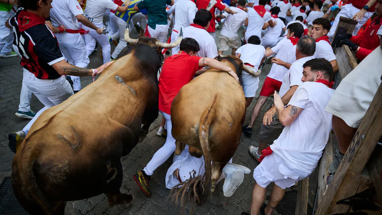 Sexto encierro de San Ferm&iacute;n 2026 con toros de La Palmosilla en la curva de Telef&oacute;nica. PABLO LASAOSA