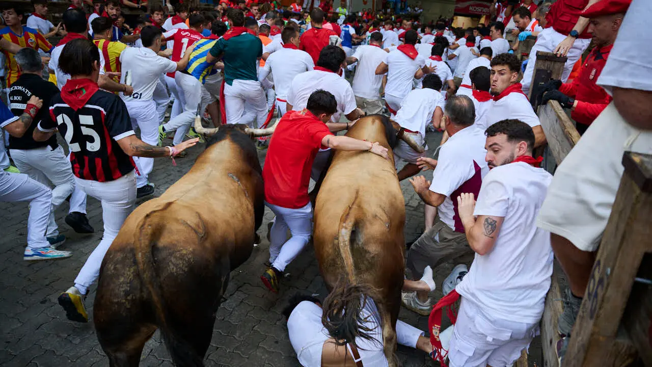 Sexto encierro de San Ferm&iacute;n 2026 con toros de La Palmosilla en la curva de Telef&oacute;nica. PABLO LASAOSA