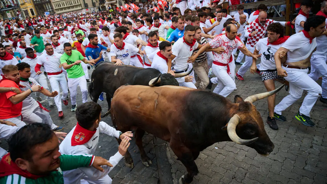 Sexto encierro de San Ferm&iacute;n 2026 con toros de La Palmosilla en la curva de Telef&oacute;nica. PABLO LASAOSA