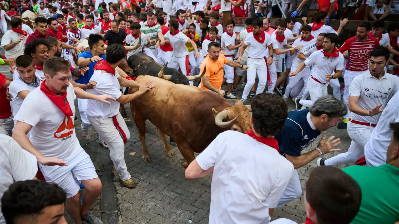 Sexto encierro de San Ferm&iacute;n 2026 con toros de La Palmosilla en la curva de Telef&oacute;nica. PABLO LASAOSA