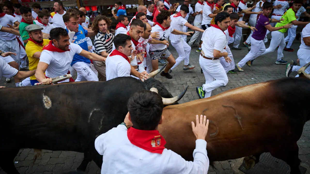 Sexto encierro de San Ferm&iacute;n 2026 con toros de La Palmosilla en la curva de Telef&oacute;nica. PABLO LASAOSA