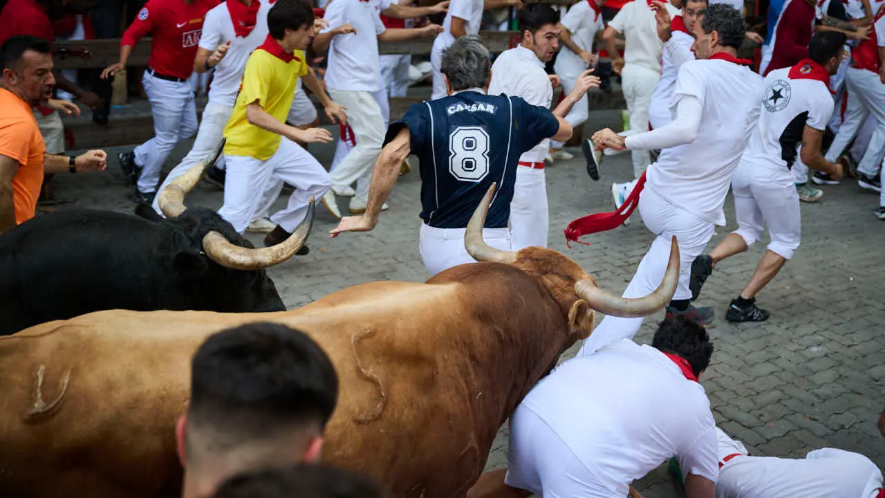 Sexto encierro de San Ferm&iacute;n 2026 con toros de La Palmosilla en la curva de Telef&oacute;nica. PABLO LASAOSA