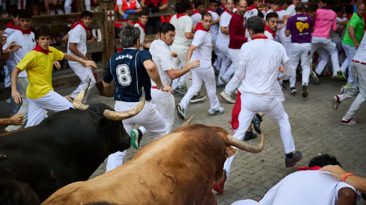 Sexto encierro de San Ferm&iacute;n 2026 con toros de La Palmosilla en la curva de Telef&oacute;nica. PABLO LASAOSA