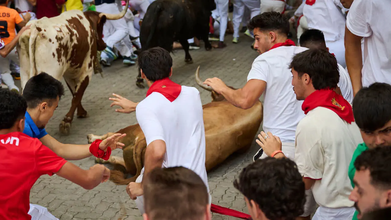 Sexto encierro de San Ferm&iacute;n 2026 con toros de La Palmosilla en la curva de Telef&oacute;nica. PABLO LASAOSA