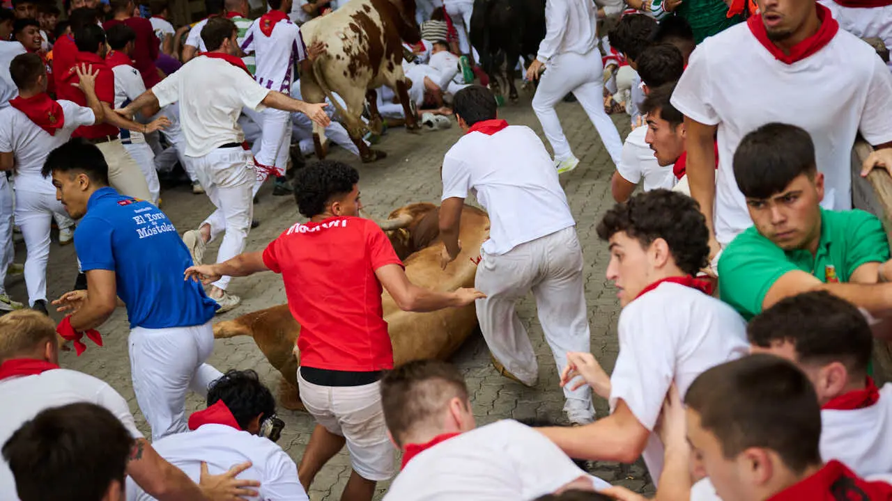 Sexto encierro de San Ferm&iacute;n 2026 con toros de La Palmosilla en la curva de Telef&oacute;nica. PABLO LASAOSA