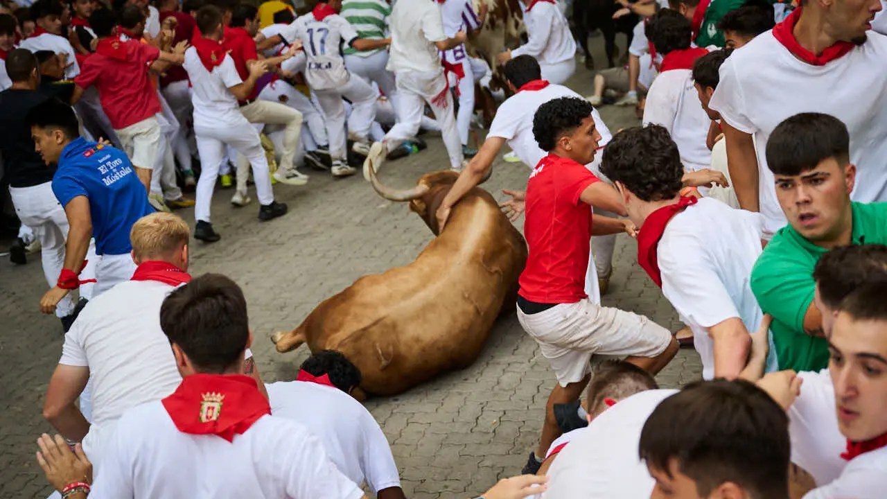 Sexto encierro de San Ferm&iacute;n 2026 con toros de La Palmosilla en la curva de Telef&oacute;nica. PABLO LASAOSA