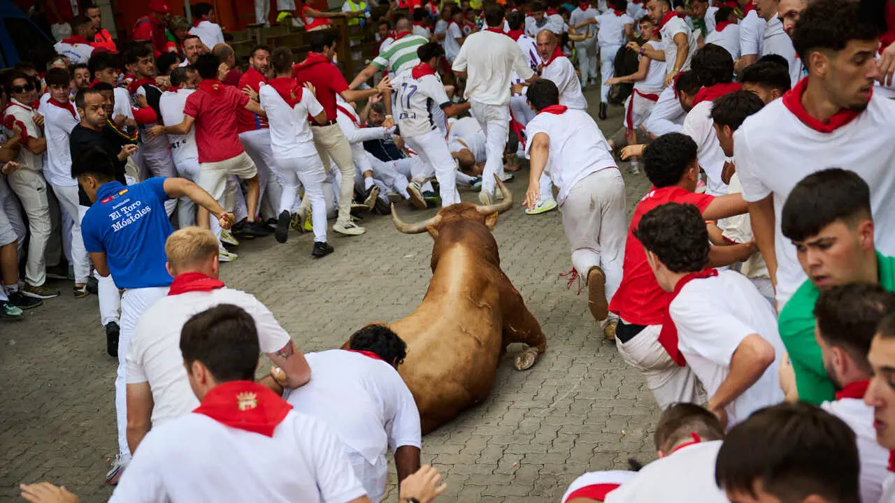 Sexto encierro de San Ferm&iacute;n 2026 con toros de La Palmosilla en la curva de Telef&oacute;nica. PABLO LASAOSA