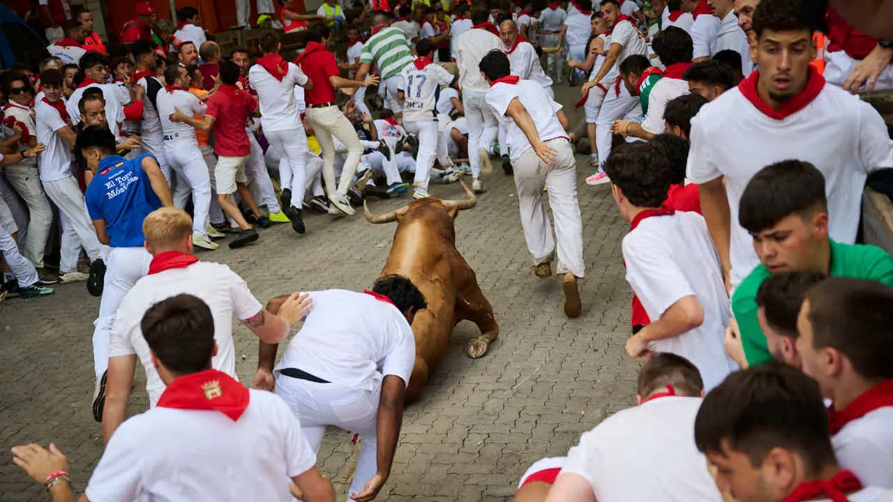 Sexto encierro de San Ferm&iacute;n 2026 con toros de La Palmosilla en la curva de Telef&oacute;nica. PABLO LASAOSA