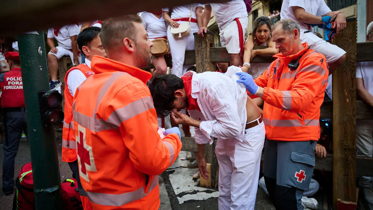 Sexto encierro de San Ferm&iacute;n 2026 con toros de La Palmosilla en la curva de Telef&oacute;nica. PABLO LASAOSA
