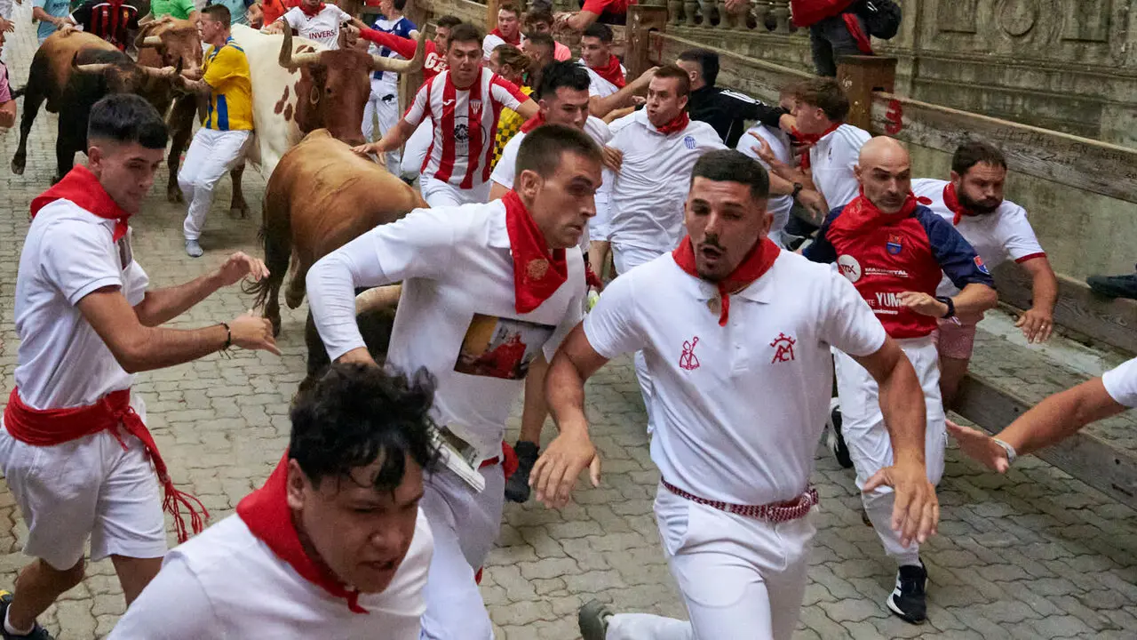 Sexto encierro de San Ferm&iacute;n con toros de La Palmosilla en la bajada al callej&oacute;n. IRANZU LARRASOA&Ntilde;A