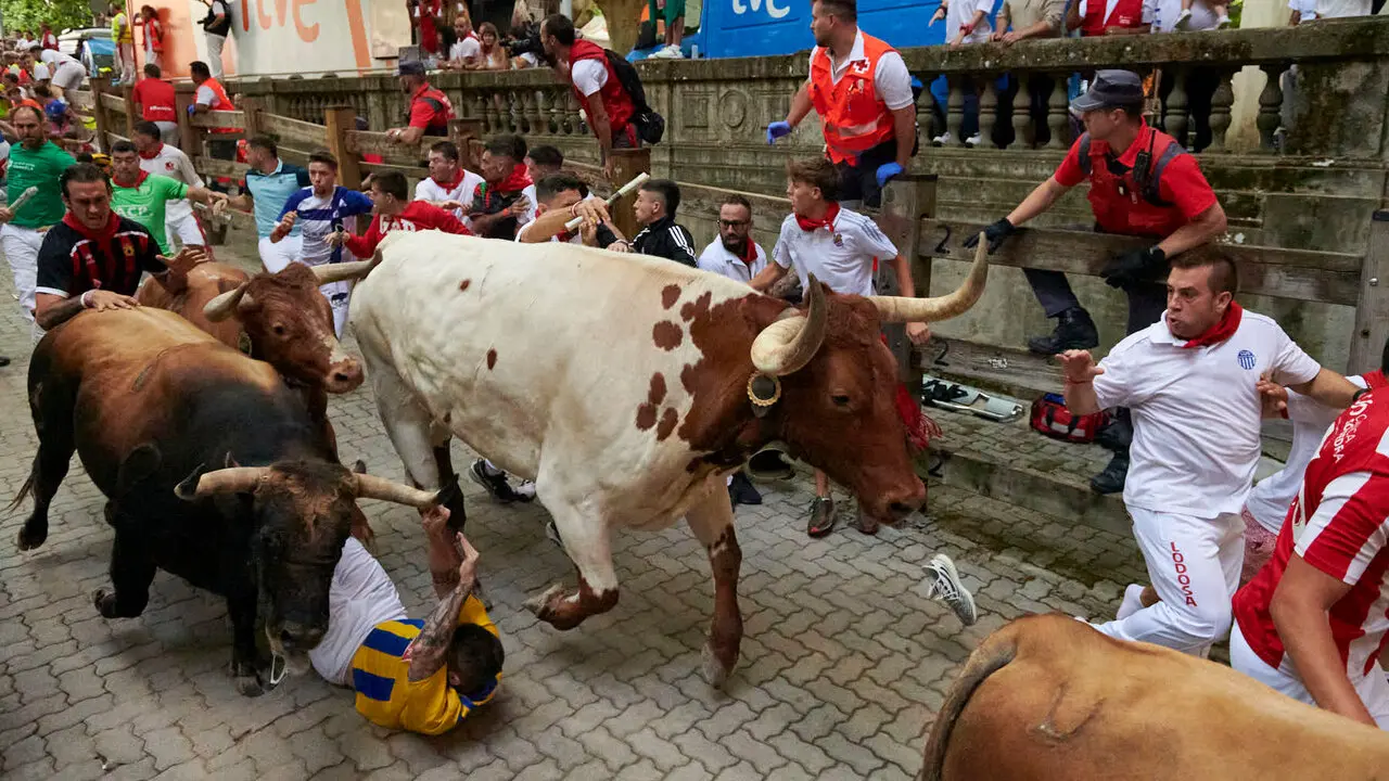 Sexto encierro de San Ferm&iacute;n con toros de La Palmosilla en la bajada al callej&oacute;n. IRANZU LARRASOA&Ntilde;A