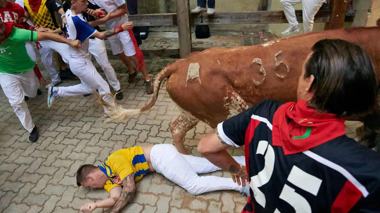 Sexto encierro de San Ferm&iacute;n con toros de La Palmosilla en la bajada al callej&oacute;n. IRANZU LARRASOA&Ntilde;A
