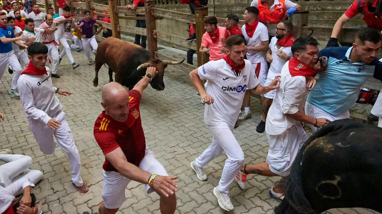 Sexto encierro de San Ferm&iacute;n con toros de La Palmosilla en la bajada al callej&oacute;n. IRANZU LARRASOA&Ntilde;A