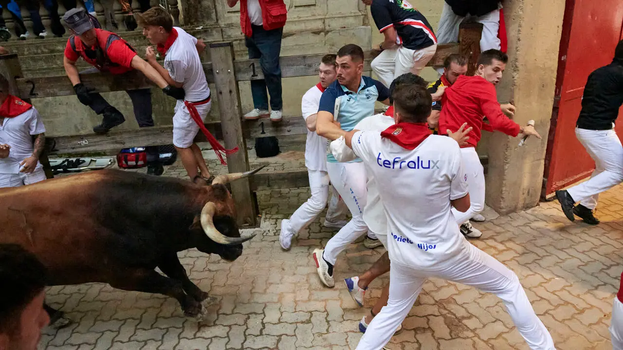 Sexto encierro de San Ferm&iacute;n con toros de La Palmosilla en la bajada al callej&oacute;n. IRANZU LARRASOA&Ntilde;A