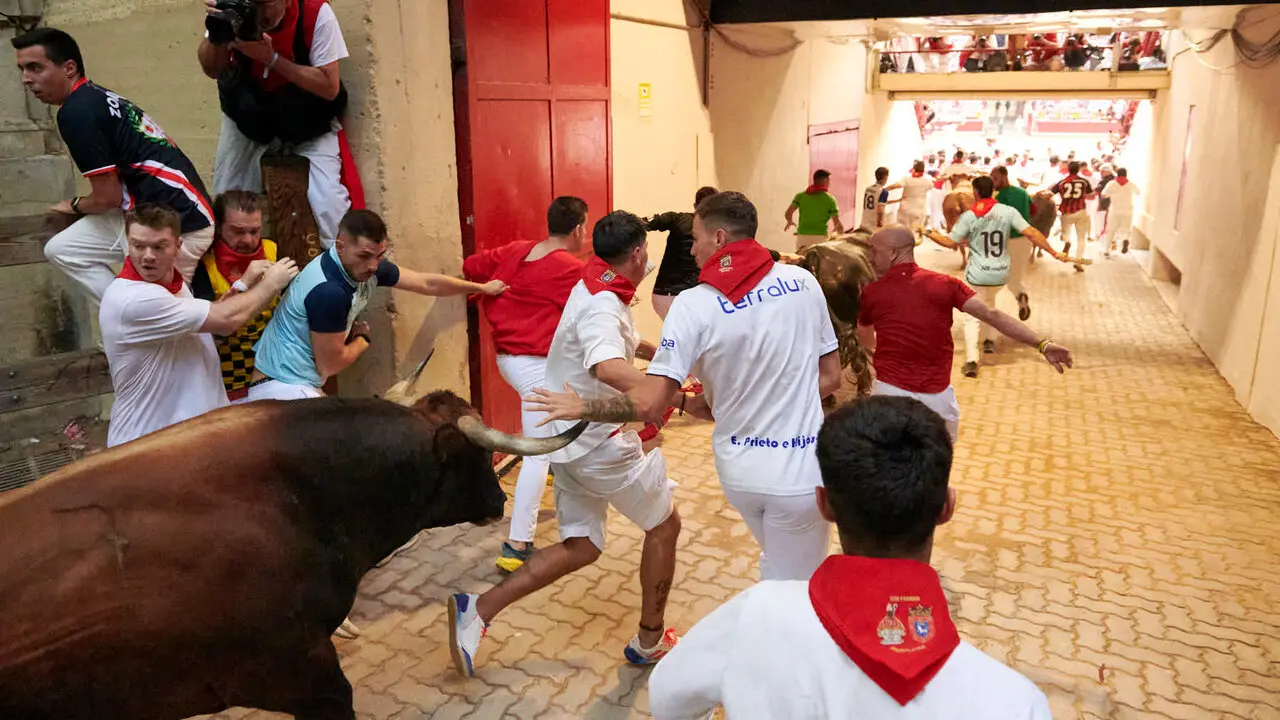 Sexto encierro de San Ferm&iacute;n con toros de La Palmosilla en la bajada al callej&oacute;n. IRANZU LARRASOA&Ntilde;A