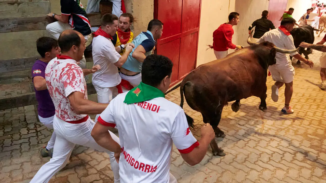 Sexto encierro de San Ferm&iacute;n con toros de La Palmosilla en la bajada al callej&oacute;n. IRANZU LARRASOA&Ntilde;A