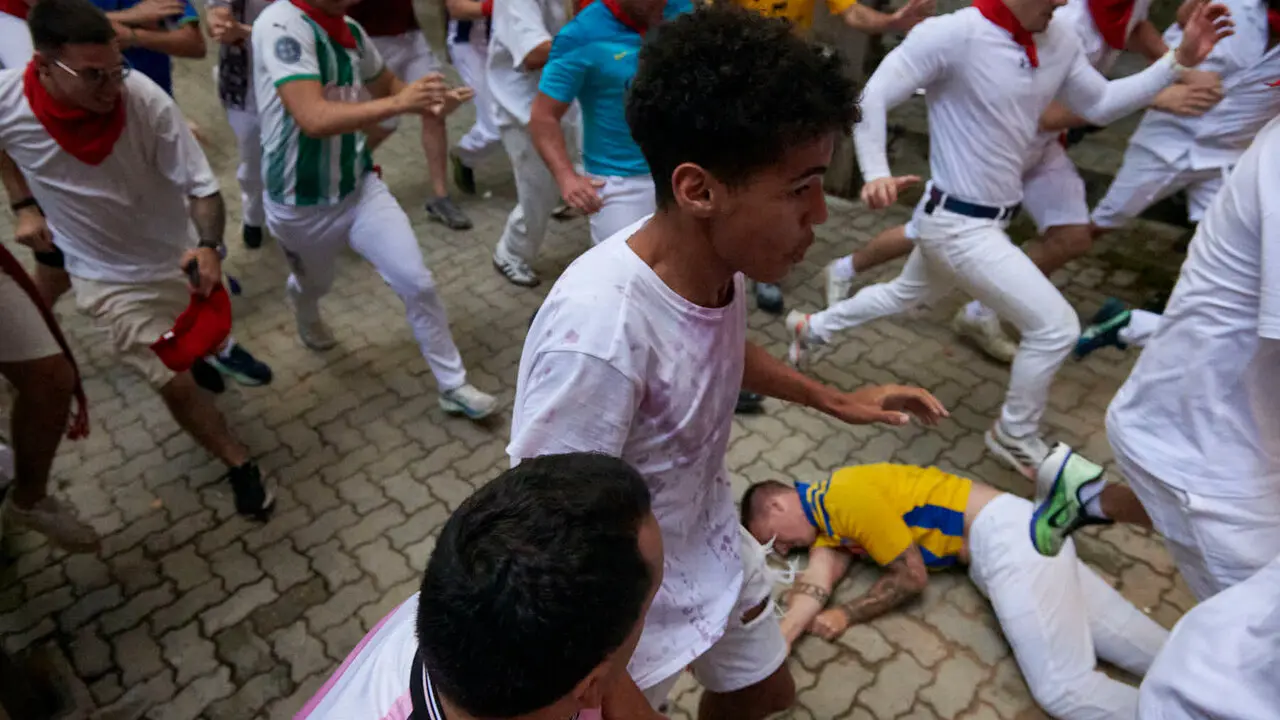 Sexto encierro de San Ferm&iacute;n con toros de La Palmosilla en la bajada al callej&oacute;n. IRANZU LARRASOA&Ntilde;A