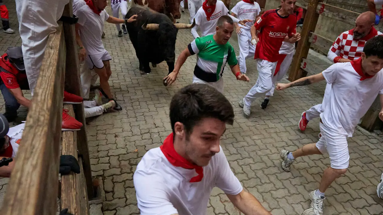 Sexto encierro de San Ferm&iacute;n con toros de La Palmosilla en la bajada al callej&oacute;n. IRANZU LARRASOA&Ntilde;A